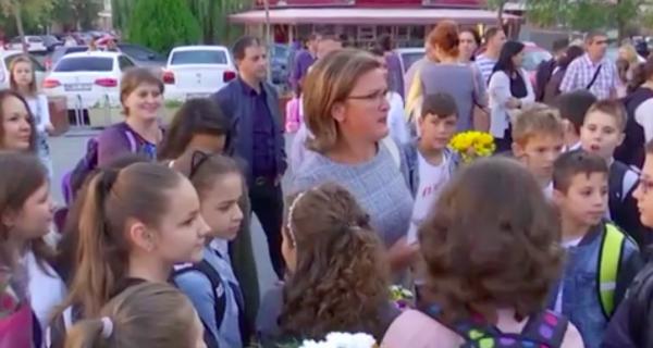 Emoţii şi bucurie în prima zi din noul an la şcolile şi liceele din Bucureşti