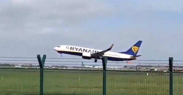 Momente dramatice! Un avion cu zeci de români a ratat trei aterizări pe aeroportul din Dublin, din cauza unei furtuni