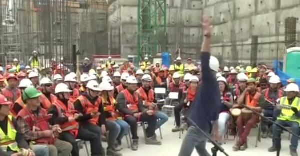 Muncitorii din Chile bat la tobe pentru a scăpa de stresul șantierului, sub bagheta unui dirijor