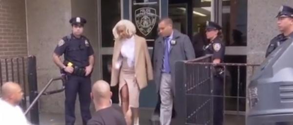 Cardi B, pusă sub acuzare de poliţia din New York, după un incident violent petrecut într-un club de noapte