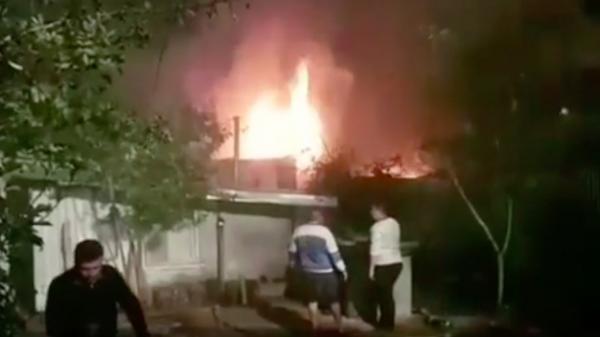 Două case s-au făcut scrum în localitatea Pechea din judeţul Galaţi, în urma unui incendiu violent