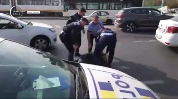 Incident şocant pe Şoseaua Chitilei. Oprit pentru verificare, un şofer a încercat să se dezbrace în faţa poliţiştilor