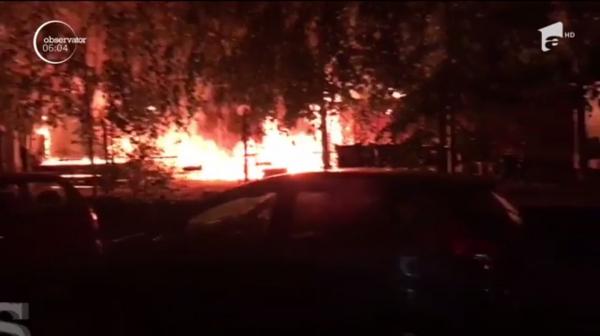 Panică într-un cămin studenţesc din Timişoara, după ce un hotel aflat la câţiva metri a izbucnit în flăcări