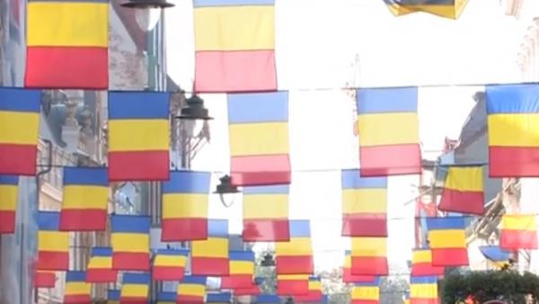 Oradea a îmbrăcat straie de sărbătoare. Clădirile au fost decorate cu mii de steaguri, fanioane şi ghirlande tricolore