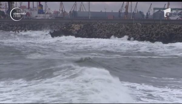 Valurile mari înghit stabilopozii, la Constanța. Porturile Midia şi Mangalia au fost închise