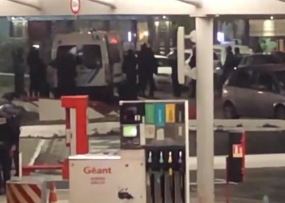 Amenințare cu grenadă la o benzinărie din Franța. Un bărbat a vrut să se arunce în aer, protestând faţă de scumpirea carburanţilor