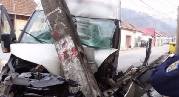 Un şofer a murit pe loc după ce a adormit la volan şi a intrat în plin într-un stâlp