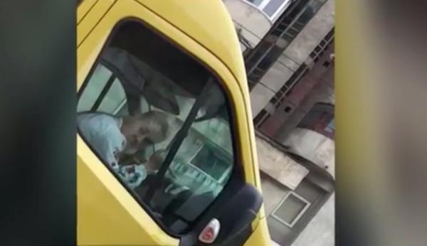 Profesoară de la o şcoală gimnazială din Cluj, filmată în timp ce savura o ţigară într-un microbuz şcolar, plin cu elevi