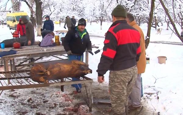Ignat umanitar, în Argeș. 35 de primari au făcut pomană din porcii sacrificați