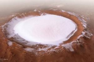 Imagini spectaculoase de pe Marte. Crater de 80 de kilometri lungime, plin cu gheață