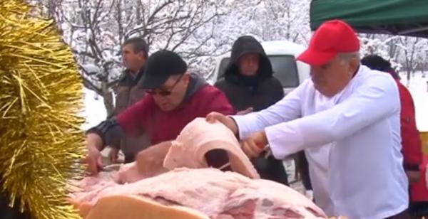Zeci de primari din Argeş au luat parte la tradiţionala întrecere de tăiat porci