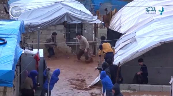 Mii de sirieni care şi-au părăsit locuinţele din cauza unor furtuni devastatoare