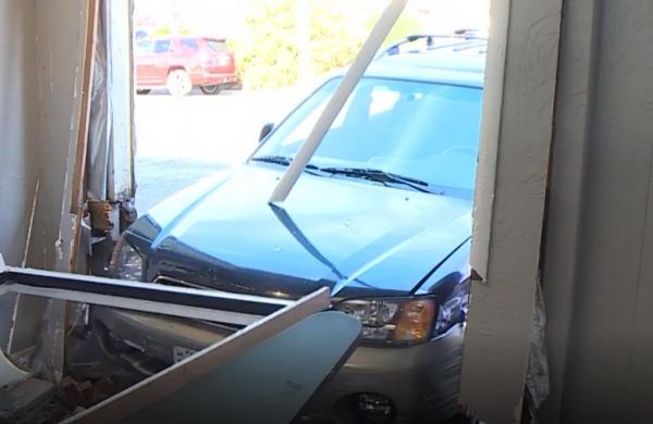 Statele Unite: O clientă a intrat cu tot cu mașină într-un salon de coafură