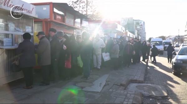 Sute de pensionari din Botoșani au stat la coadă pentru abonamente gratuite la transportul în comun