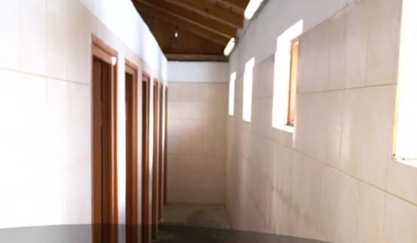 O şcoală din judeţul Botoşani are toalete noi care au costat cât o vilă. Copiii însă nu le pot folosi