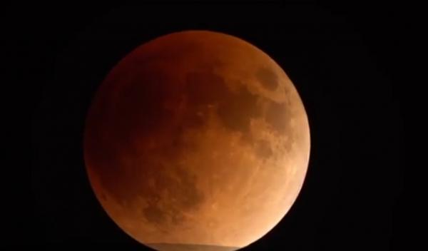 Superluna sângerie, fenomen spectaculos. Următoarea eclipsă totală de lună va avea loc în mai 2021