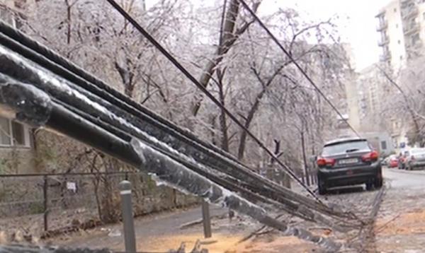 Ploaia îngheţată a lăsat 100.000 de locuinţe fără curent electric