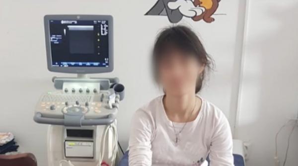 Pansament găsit în corpul unei fetiţe de 11 ani, la 1 an după operația de apendicită, în Sinaia. Părinții acuză chirurgul