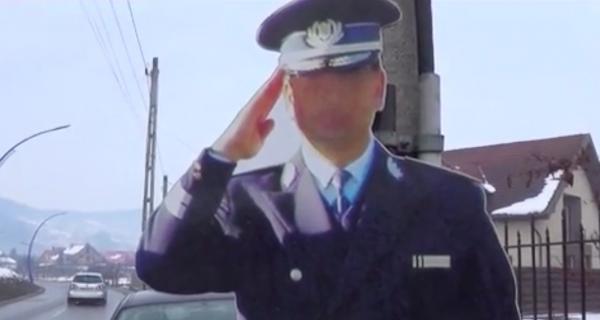 Un poliţist din Bistriţa a inventat sperietoarea de şoferi vitezomani şi chiar funcţionează (Video)