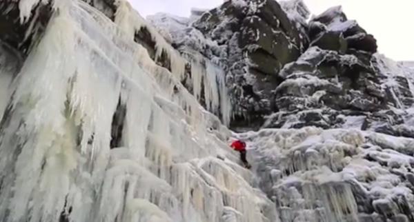 Un englez a escaladat o cascadă îngheţată de 30 de metri înălțime