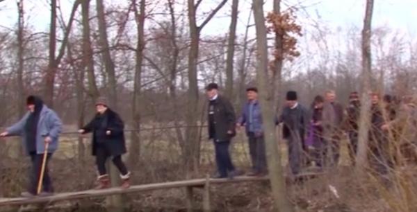 O familie îndoliată din Argeş a făcut echilibristică cu sicriul pe o scândură, în drum spre cimitir (Video)