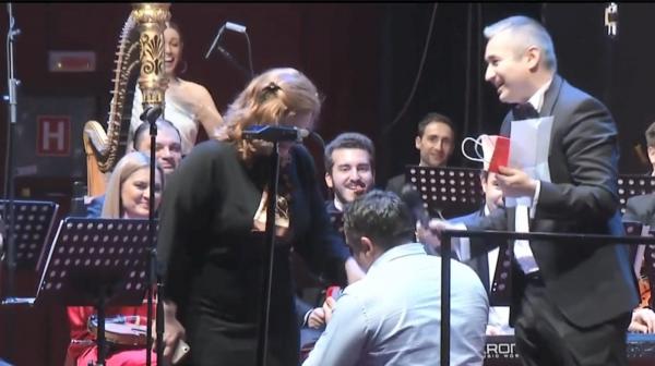 Cerere inedită în căsătorie, pe scenă cu Orchestra Simfonică din Bucureşti