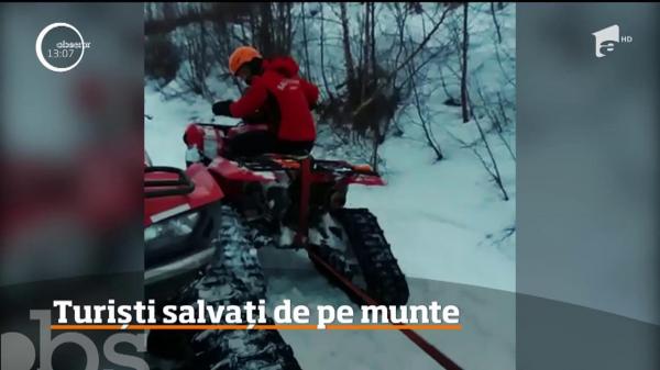 Turiști blocaţi cu ATV-urile pe munte, în zăpada, salvați