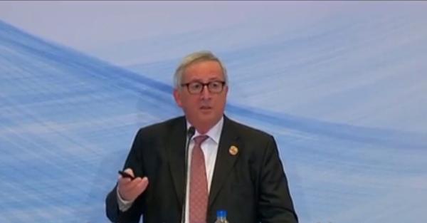 Preşedintele Comisiei Europene, Jean-Claude Juncker, întrerupt de telefonul mobil în timpul unei conferinţe de presă