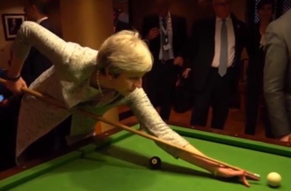 Theresa May a luat parte la o lecţie de biliard în timpul vizitei sale la summitul dintre UE şi Liga Arabă
