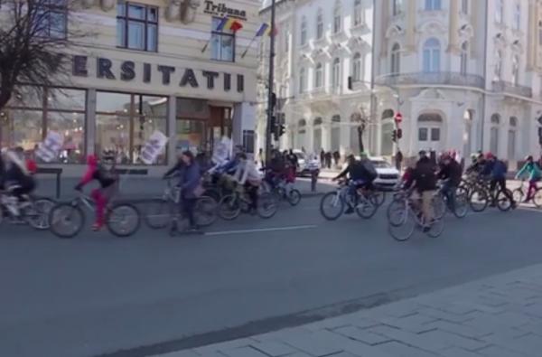 Bicicliştii au pedalat în semn de protest la Cluj Napoca