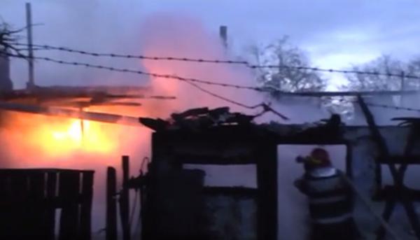 Incendiu puternic la mansarda unei vile, în judeţul Neamţ. Doi bătrâni au au fost scoşi din flăcări de localnici