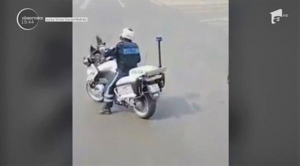Polițist filmat în timp ce dansează pe motocicletă, într-o intersecție din București (Video)