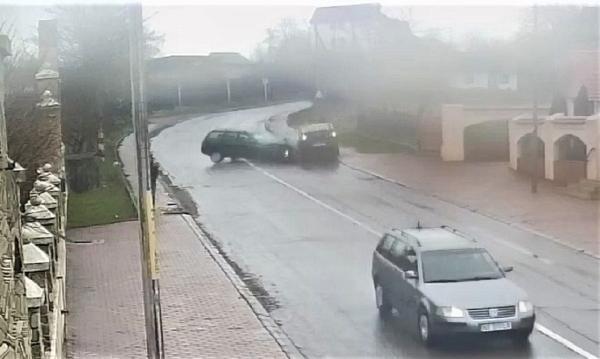 Şofer din Neamţ intră cu viteză în curbă, pierde controlul, spulberă un taxi (Video)