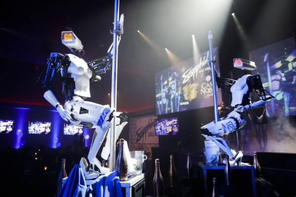 Spectacol de striptease cu doi roboți umanoizi, în Las Vegas