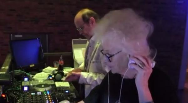 DJ Wika mixează pentru sute de oameni, la 80 de ani (Video)