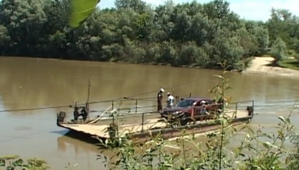 În lipsa unui pod, mii de localnici din Hunedoara nevoiţi să ocolească râul Mureş (Video)