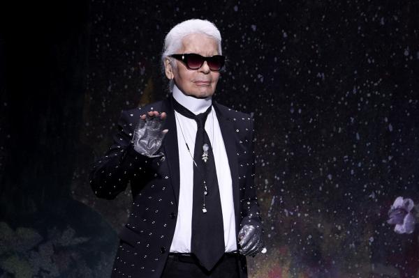 Peste 120 de schiţe semnate de Karl Lagerfeld, scoase la vânzare in cadrul unei licitatii (Video)