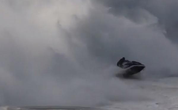 Imagini spectaculoase pe o plajă din Portugalia. Un surfer a fost doborât de un val uriaş (Video)