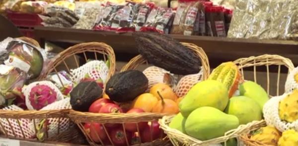 Nereguli în magazine, găsite de inspectorii de la ANPC. Opt tone de fructe şi legume au fost retrase din supermarketuri