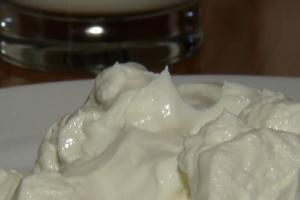 Majoritatea iaurturilor conțin lapte procesat, adaos de proteine și chiar lapte praf