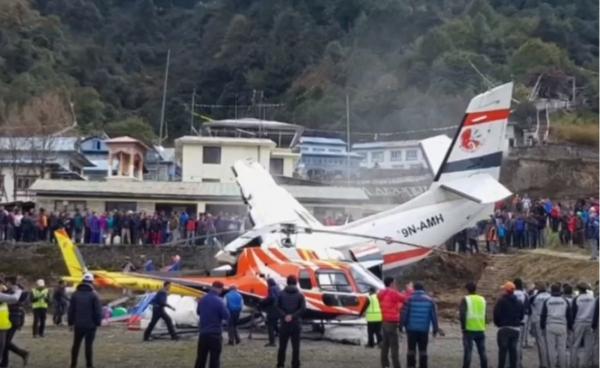 Trei morți în Nepal, după ce un avion s-a lovit de un elicopter, la decolare