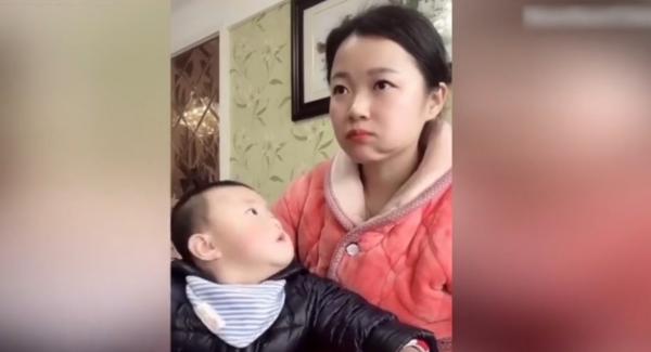 Tactica amuzantă a unei mame în fața unui bebeluș pofticios (Video)