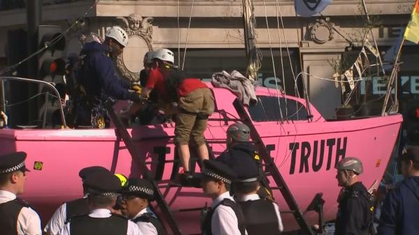Eco-activiștii au protestat cu o barcă roz, în centrul Londrei