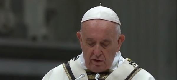 Slujba din noaptea Învierii, la Vatican. Papa Francisc cheamă credincioșii la respingerea bogățiilor lumești