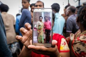 ”El este fiul meu”. Drama rudelor chemate să-și identifice morții în atentatele din Sri Lanka