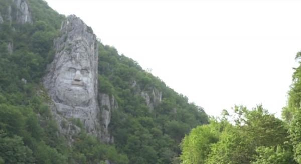 Destinaţie de vacanţă cu peisaje care taie răsuflarea în Clisura Dunării (Video)