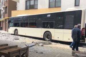 Un autobuz a intrat într-un bloc pe Şoseaua Orhideelor, în Capitală (Video)