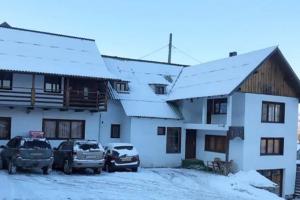 O familie din Bucureşti a primit bătaie în locul odihnei, la o pensiune din Suceava