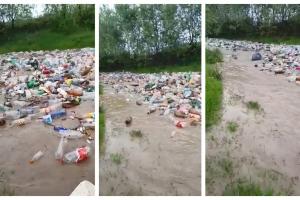 O viitură uriaşă de gunoi a lovit Miceştiul, în Argeş. Locuitorii sunt uluiţi şi revoltaţi (Video)