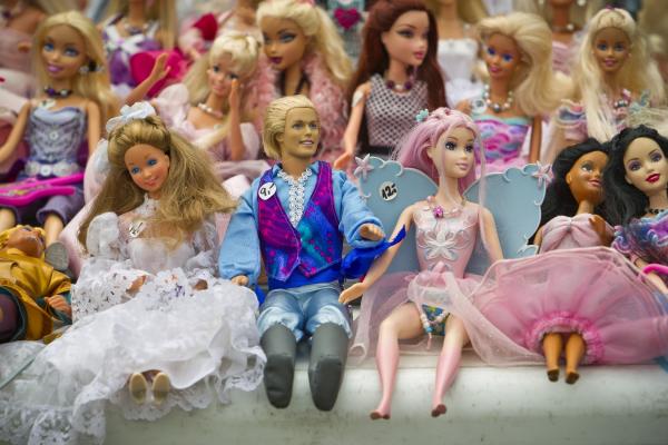 Barbie a apărut în urmă cu 60 de ani. Care este istoria faimoasei păpuşi